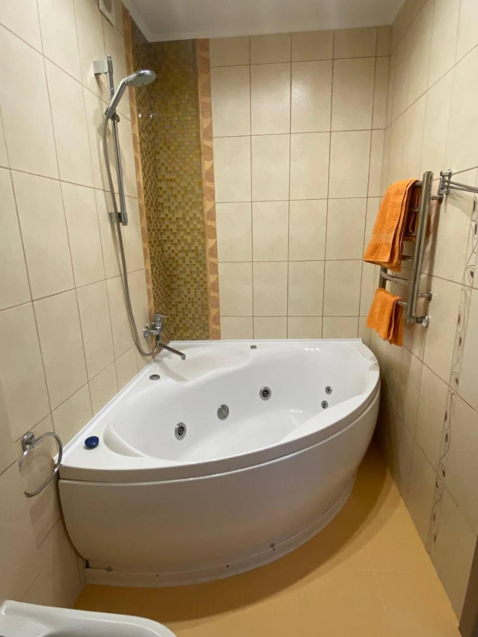 Apartpoltava Двокімнатні Апартаменти З Джакузі Біля Листопаду Exteriör bild