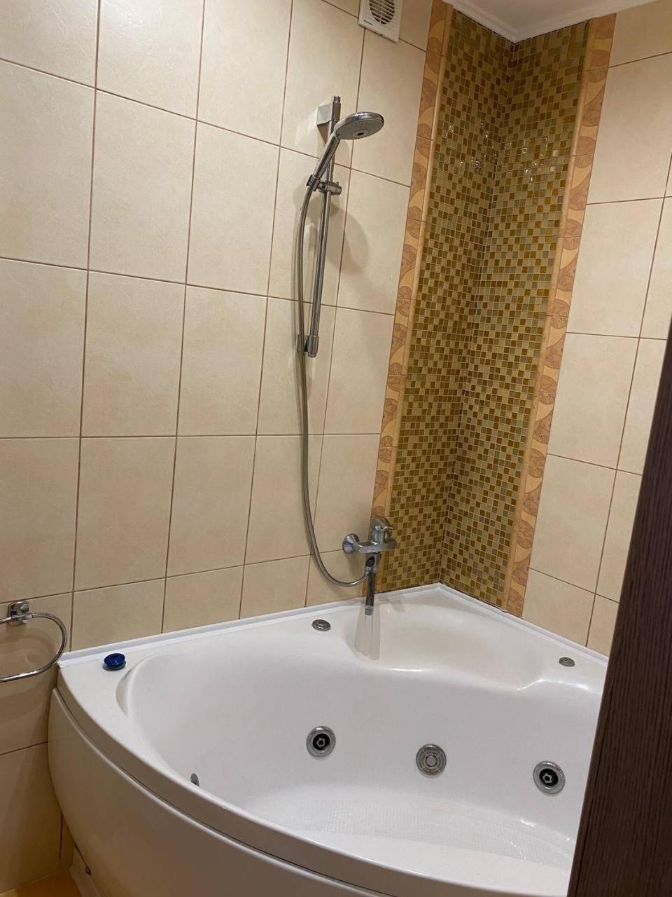 Apartpoltava Двокімнатні Апартаменти З Джакузі Біля Листопаду Exteriör bild